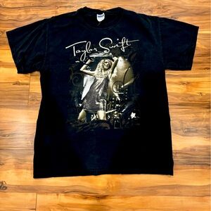 RARE Vintage Fearless World Tour Taylor Swift T-Shirt
